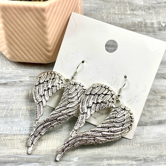 NWT Silver Toned Angel Wing Earrings Boutique Drop Dangle Earrings Heart Wings - Picture 4 of 8